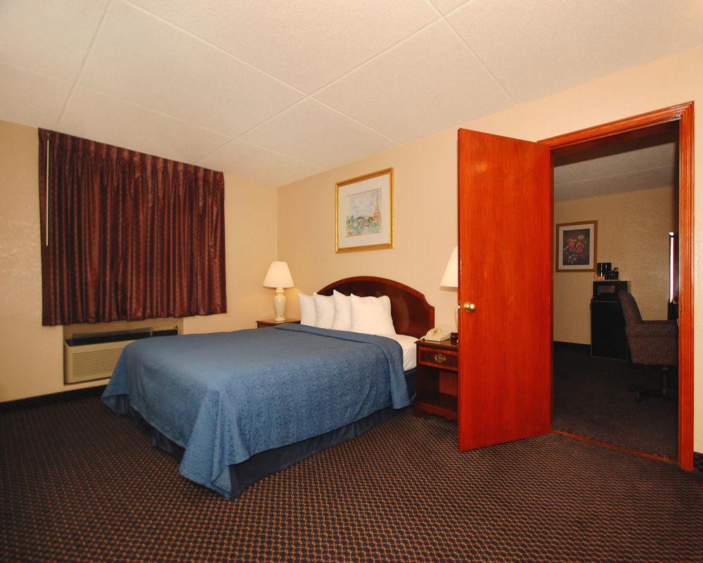 Econo Lodge Inn & Suites Waterloo Bagian luar foto