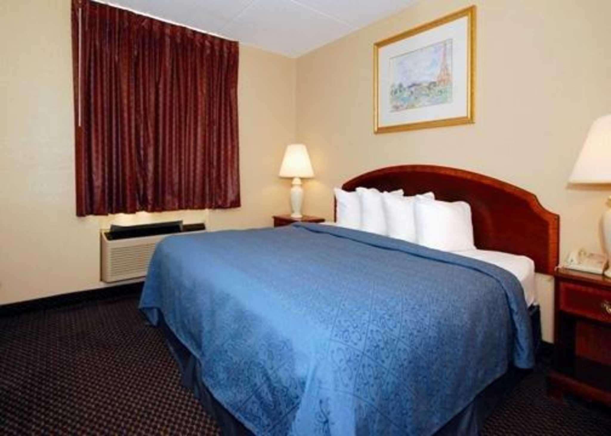 Econo Lodge Inn & Suites Waterloo Bagian luar foto