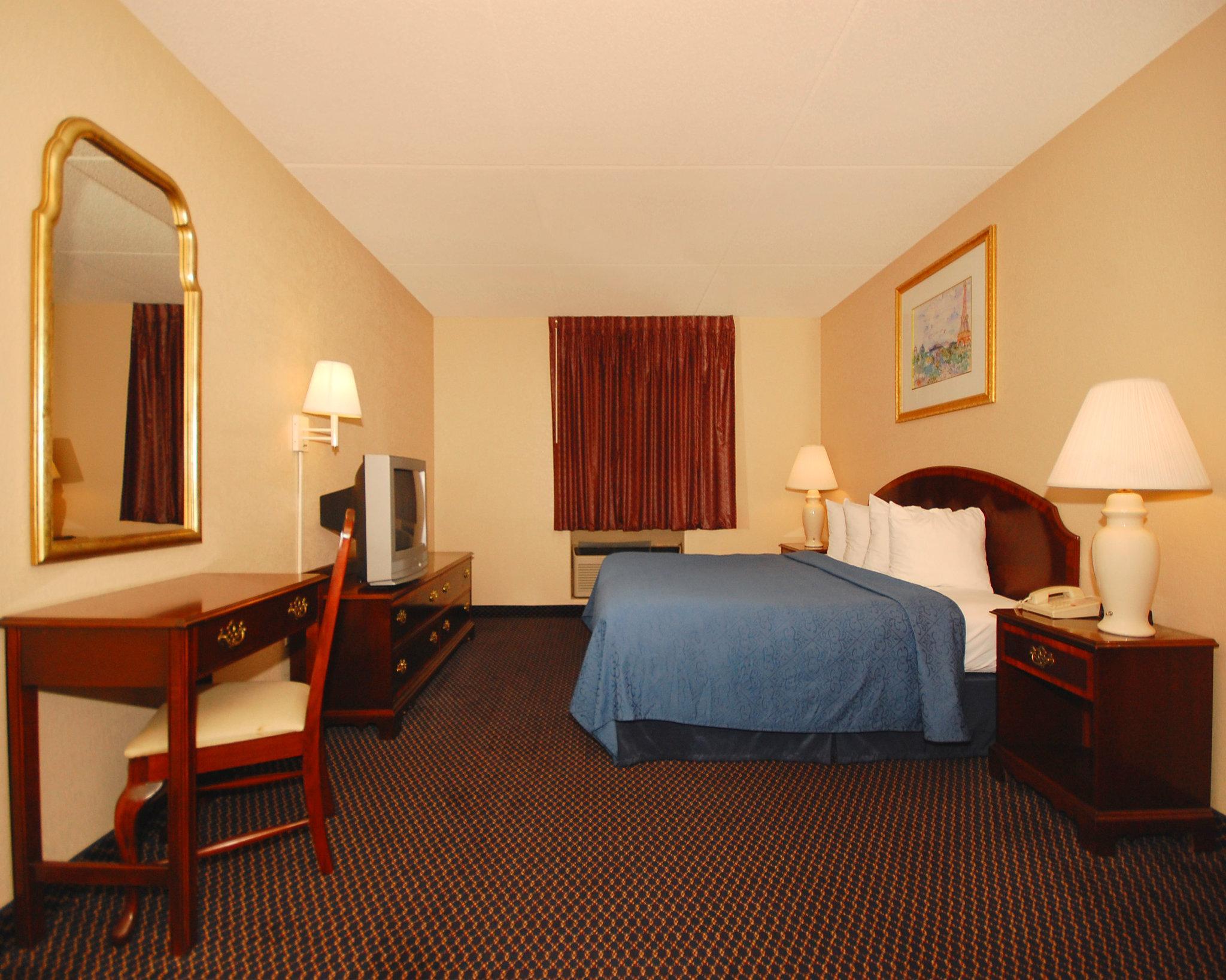 Econo Lodge Inn & Suites Waterloo Bagian luar foto