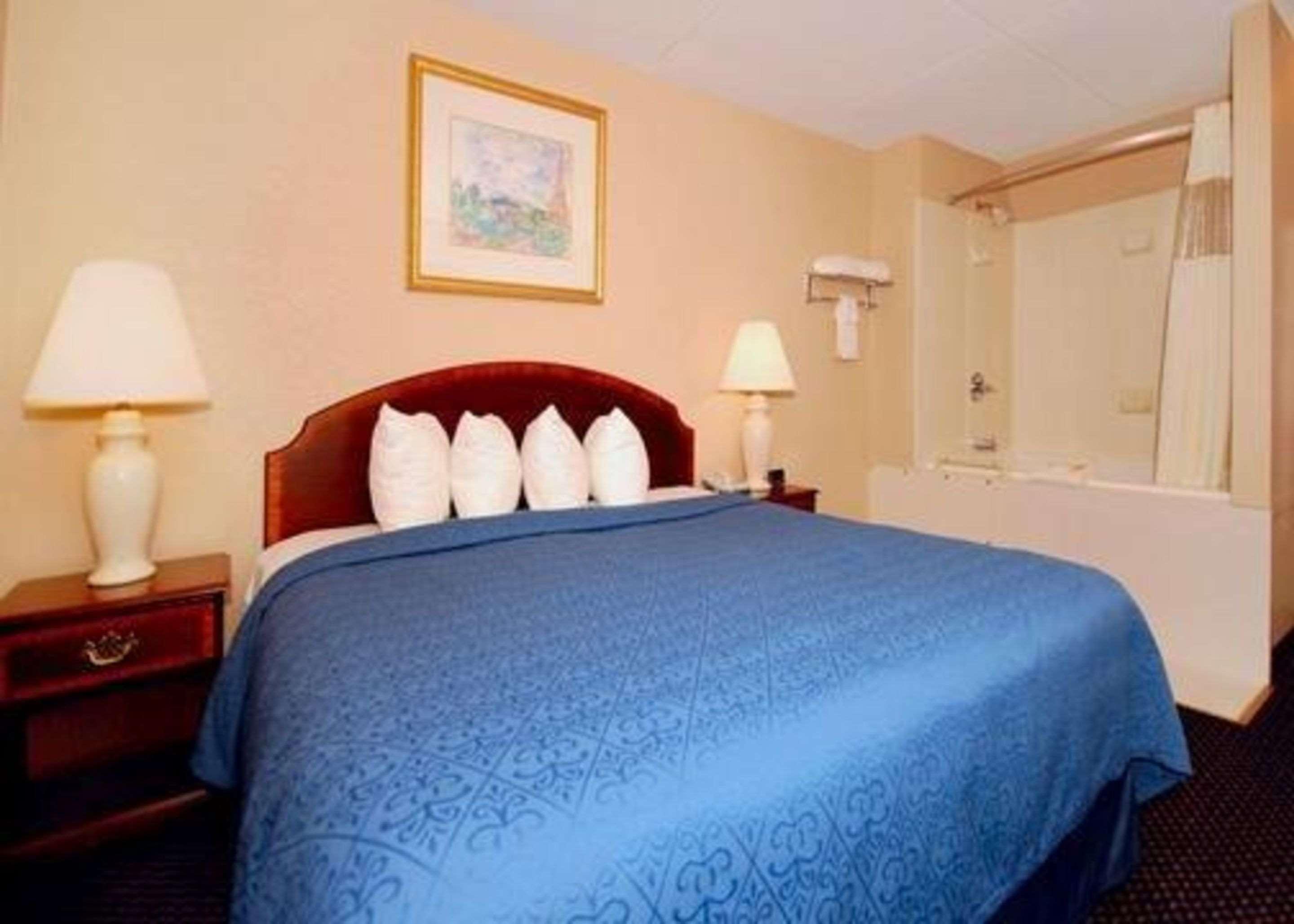 Econo Lodge Inn & Suites Waterloo Bagian luar foto