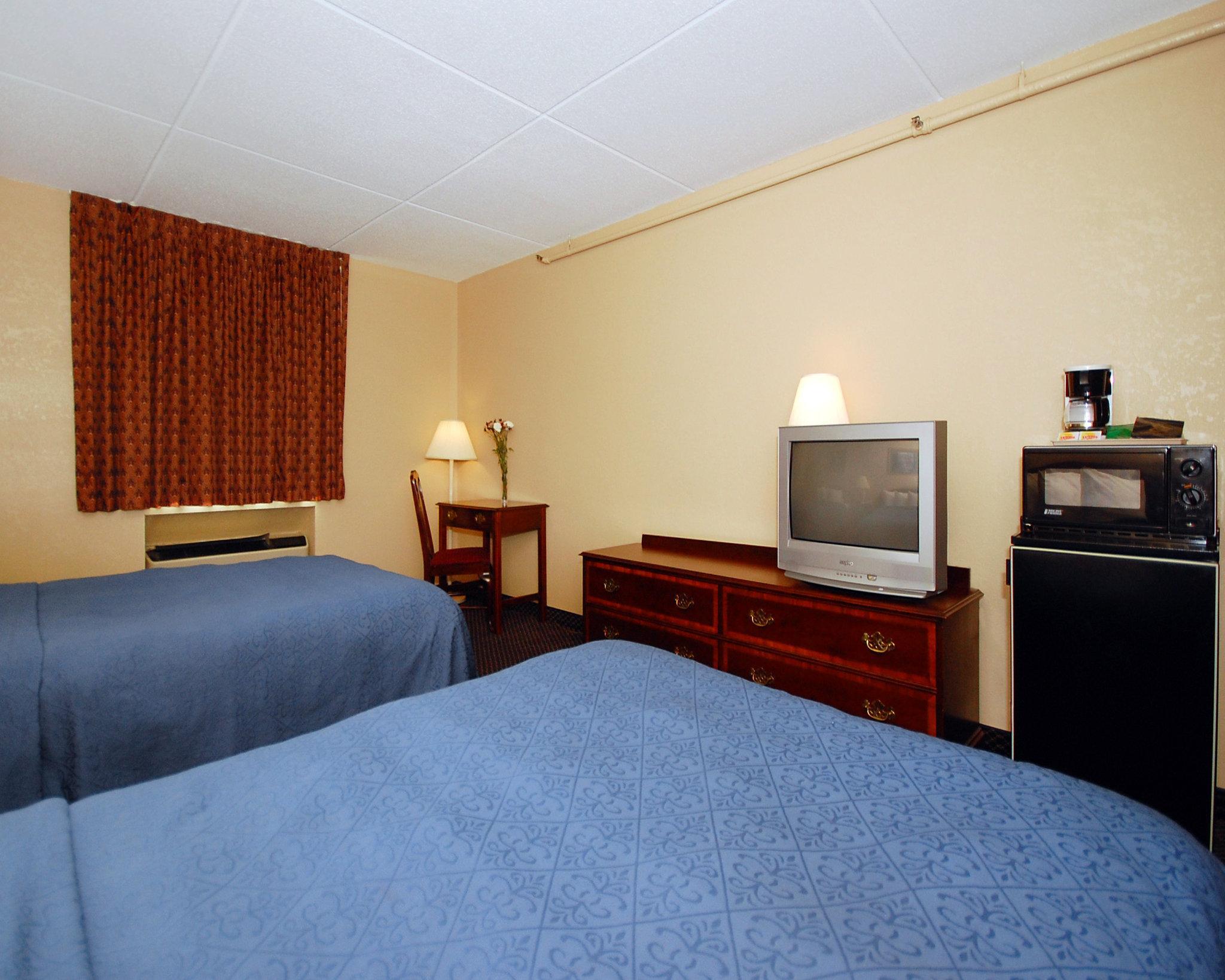 Econo Lodge Inn & Suites Waterloo Bagian luar foto