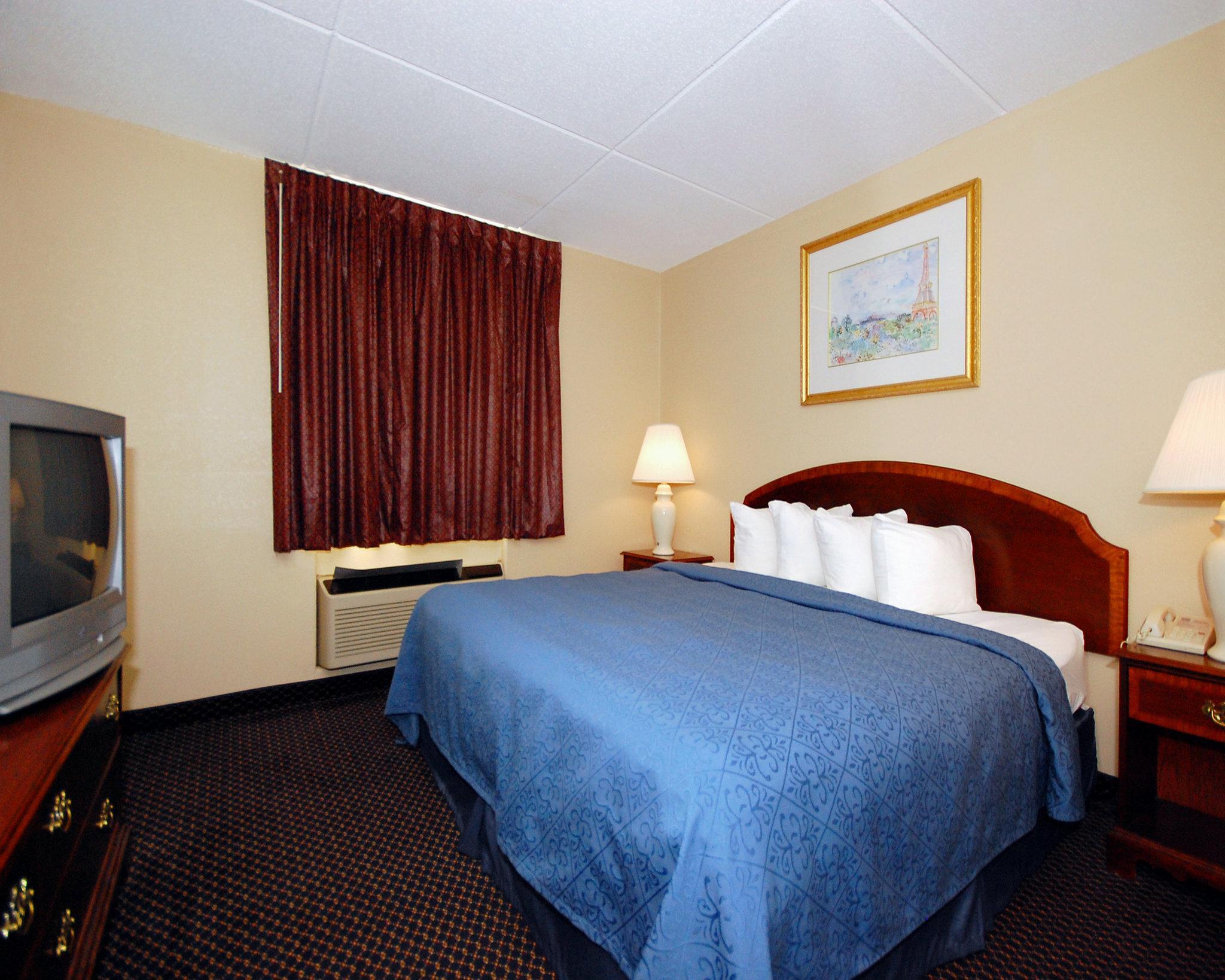 Econo Lodge Inn & Suites Waterloo Bagian luar foto