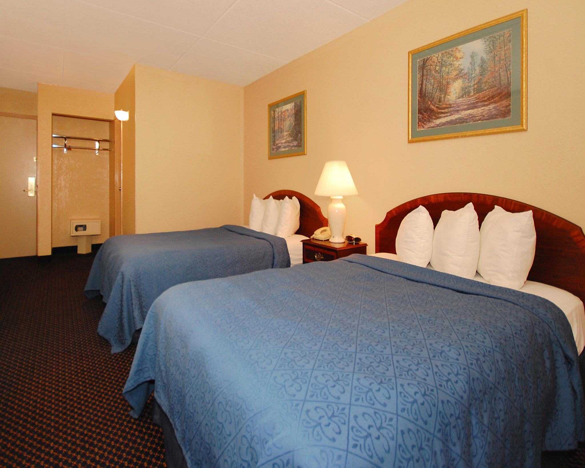 Econo Lodge Inn & Suites Waterloo Bagian luar foto