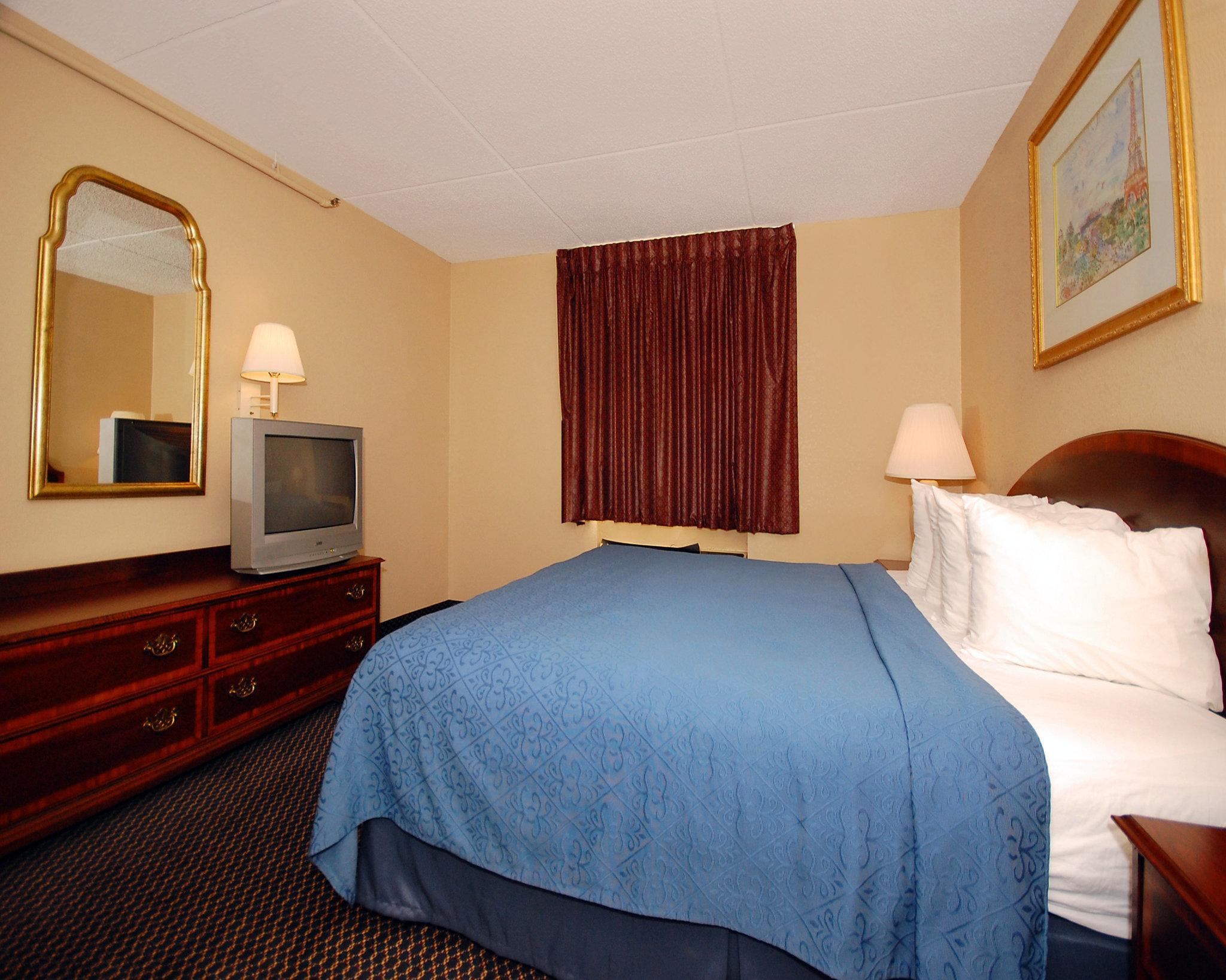 Econo Lodge Inn & Suites Waterloo Bagian luar foto