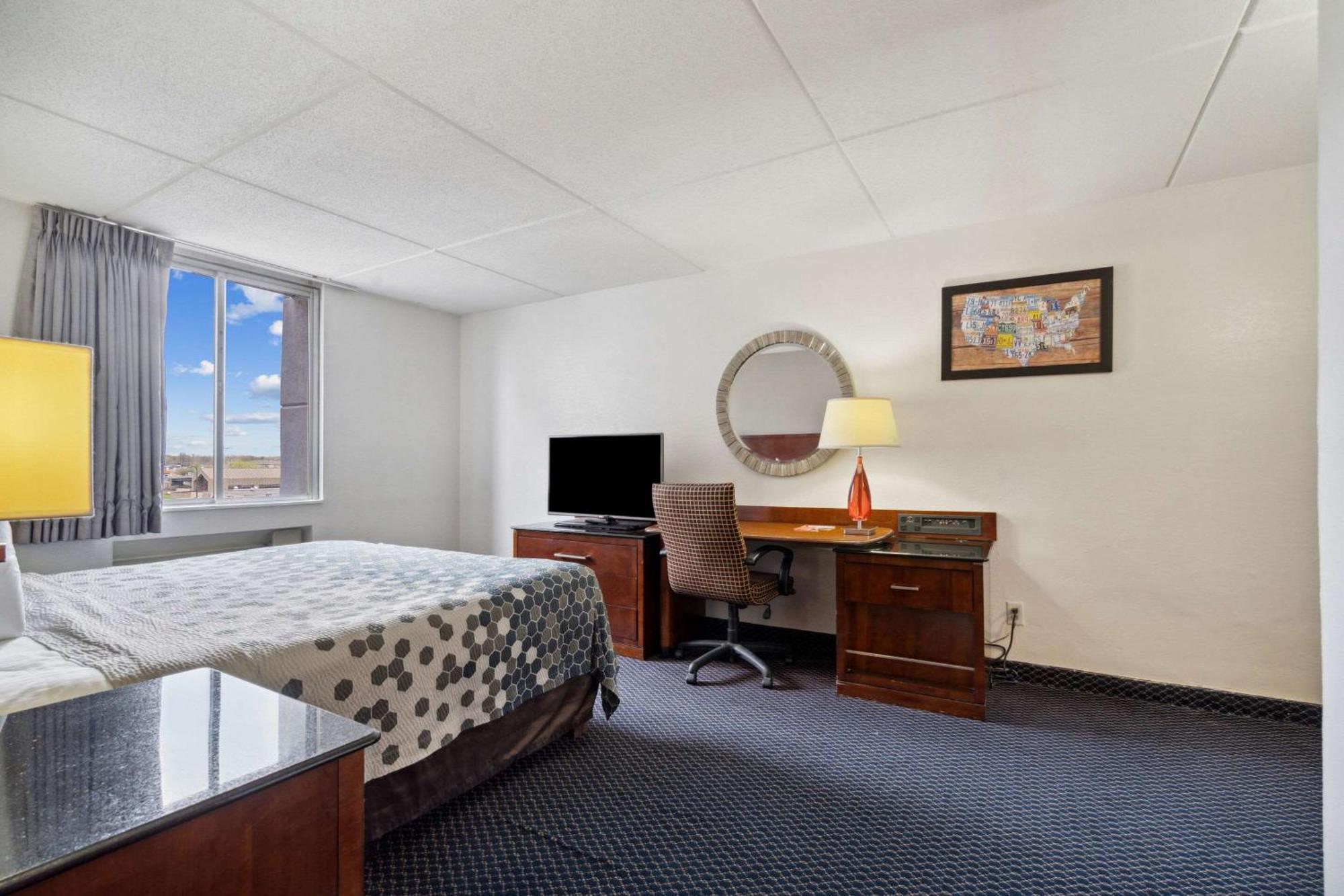 Econo Lodge Inn & Suites Waterloo Bagian luar foto