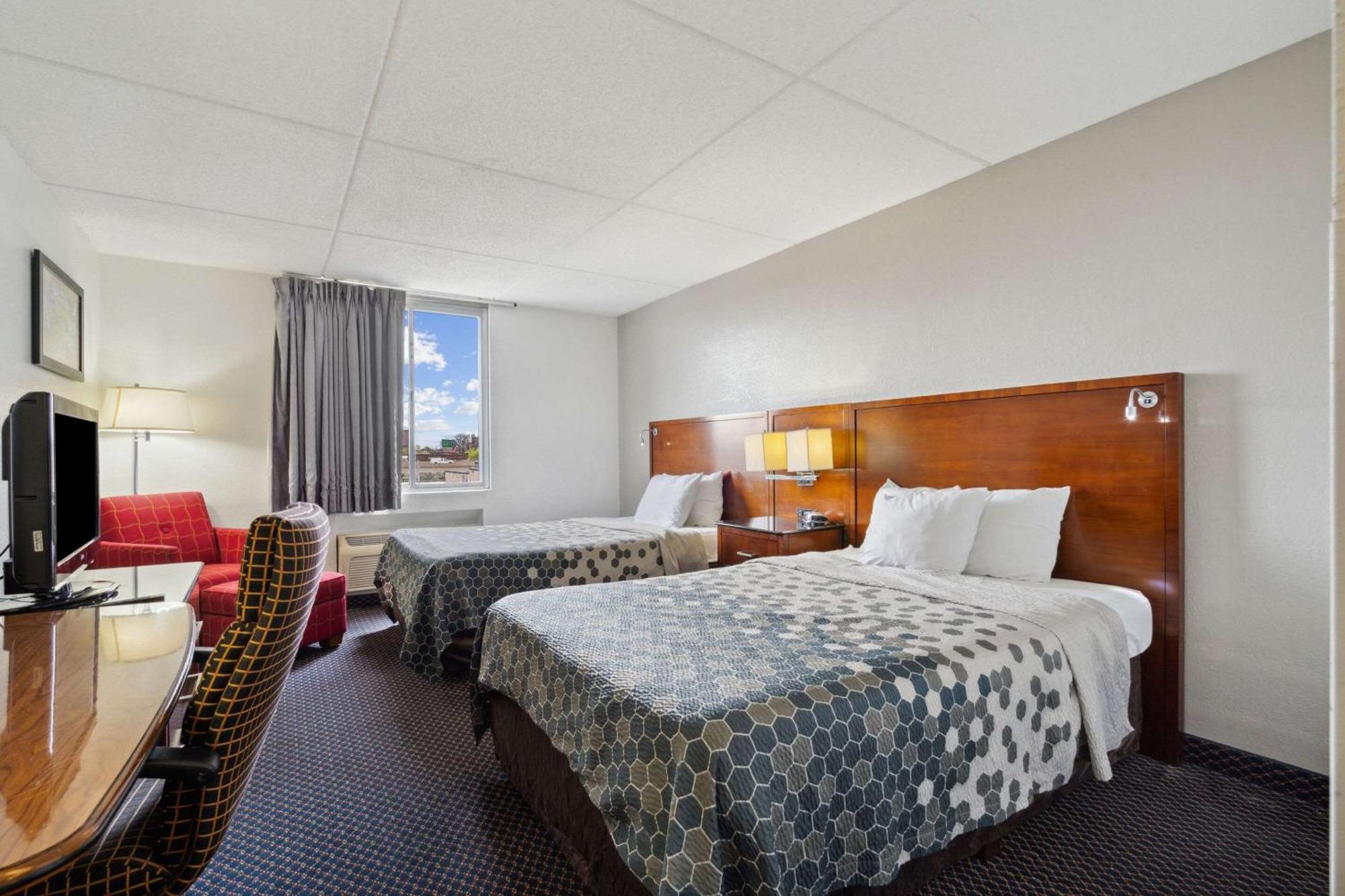 Econo Lodge Inn & Suites Waterloo Bagian luar foto