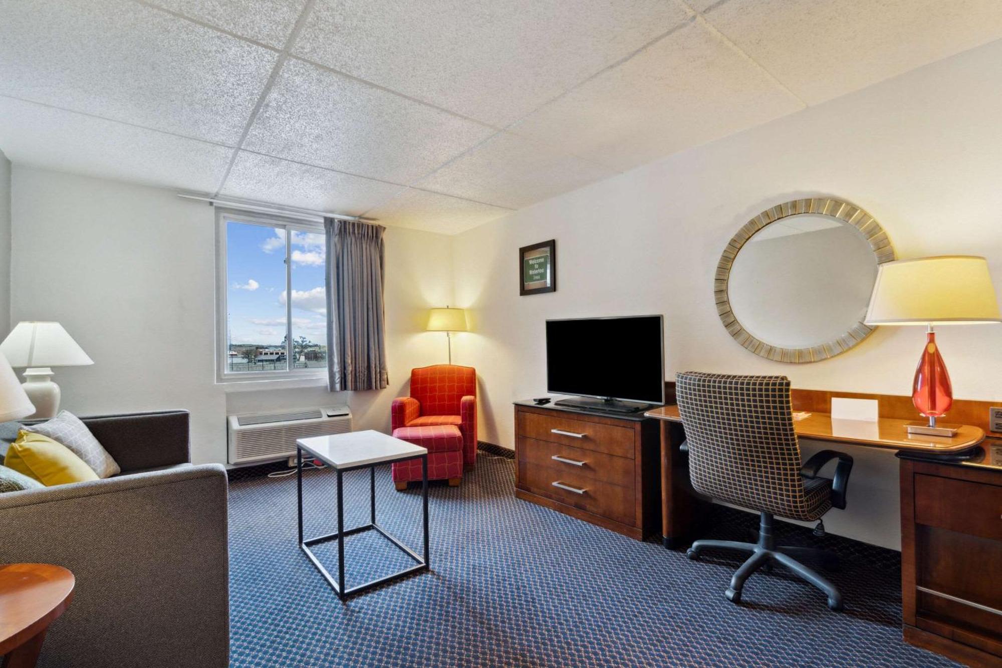 Econo Lodge Inn & Suites Waterloo Bagian luar foto